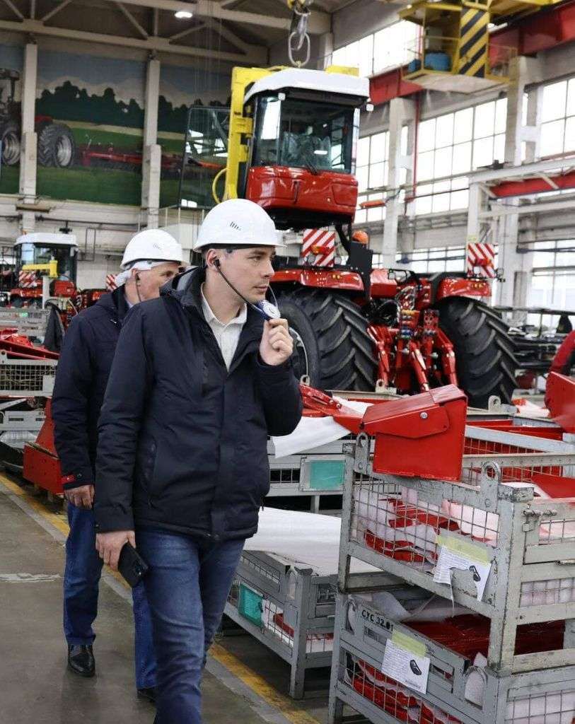 Гости ознакомились с действующим производством сельхозтехники и элементов трансмиссий Гости ознакомились с действующим производством сельхозтехники и элементов трансмиссий