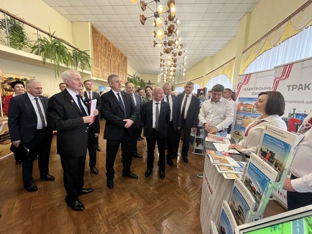 Официальная делегация ознакомилась со стендом Ростсельмаш Официальная делегация ознакомилась со стендом Ростсельмаш